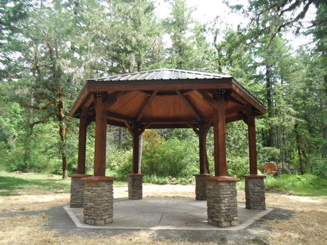 Pavilion Installation Begins at Susan Creek