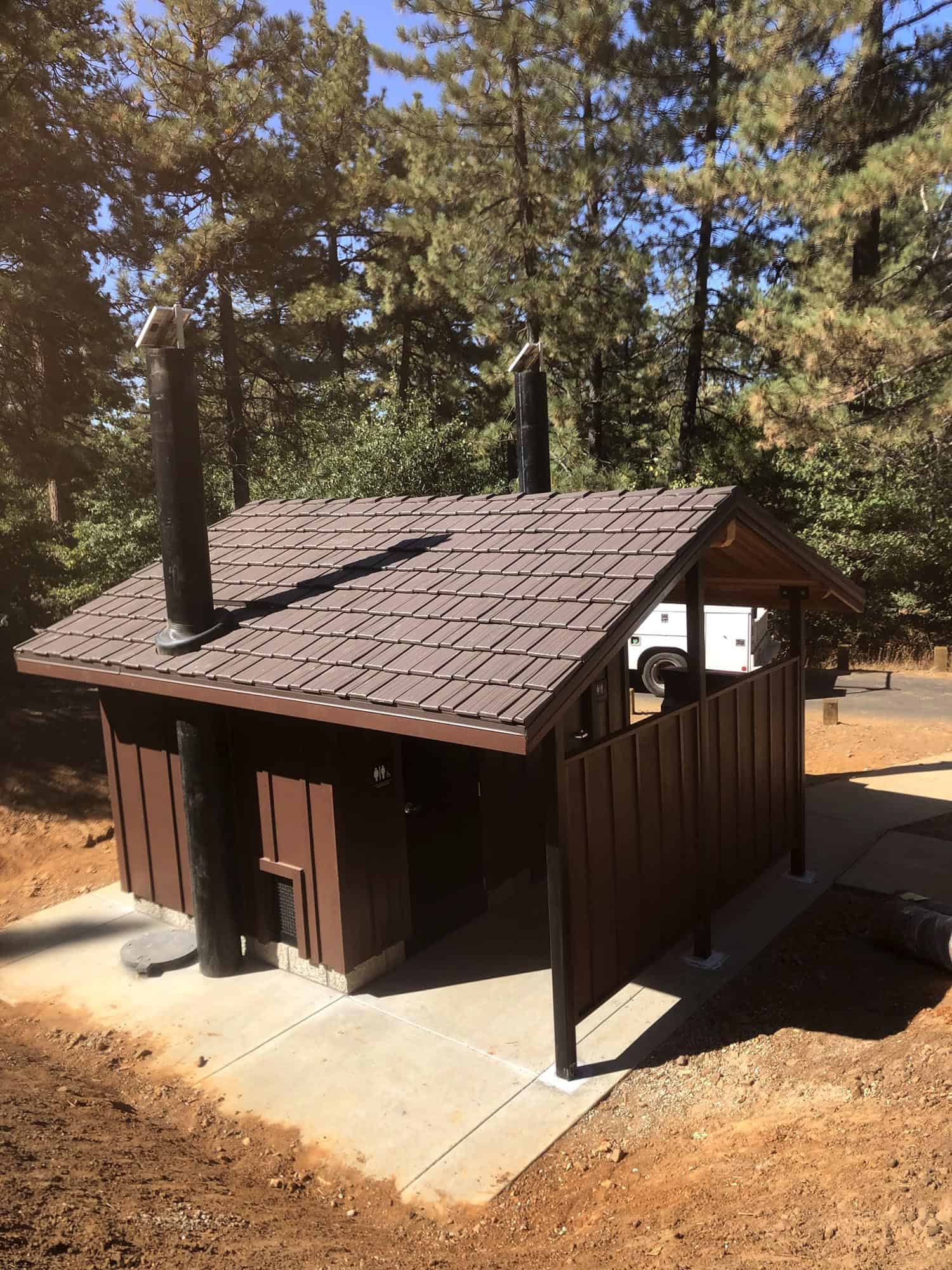 Double waterless restroom with ventilation pipes